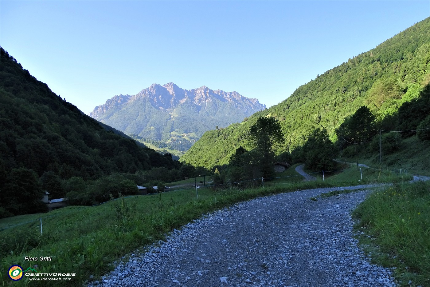 05 Percheggio l'auto in uno slargo prima dell'inizio strada privata .JPG